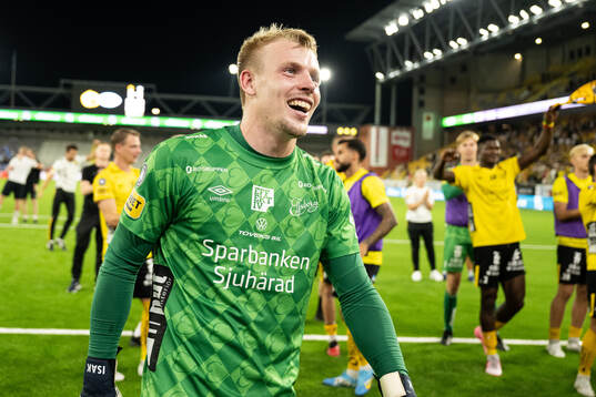 Goalkeeper Isak Pettersson of Elfsborg celebrate