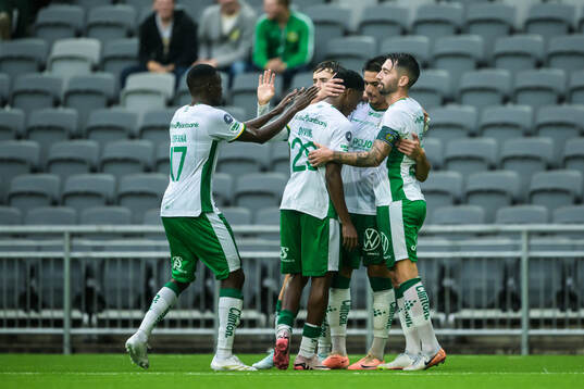 Hammarbys Jusef Erabi jublar med lagkamrater