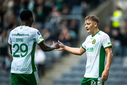 Hammarbys Dennis Collander jublar med Divine Teah