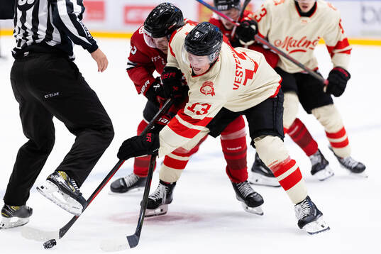 Malmö Redhawks Petter Vesterheim tekar mot Örebros