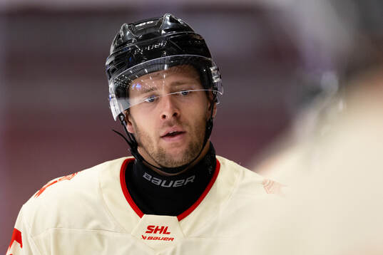 Malmö Redhawks Carl Persson jublar