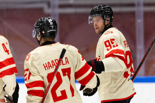 Malmö Redhawks Carl Persson jublar