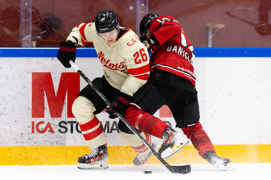 Malmö Redhawks Teemu Kivihalme och Örebros Liam Danielsson