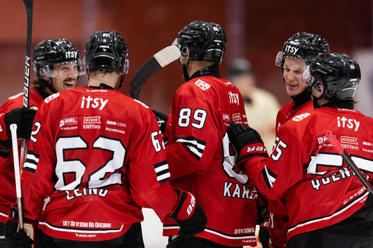 Örebros Patrik Karlkvist jublar med lagkamrater