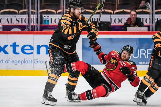 Skellefteås Oscar Lindberg och Luleås Brendan Shinnimin