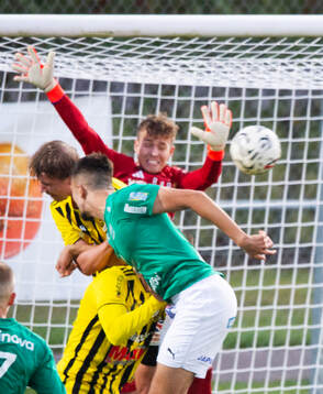 IFK Hässleholms målvakt Alve Lind räddar en hörna i
