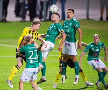 IFK Hässleholms Hugo Arvidsson mot fyra motståndare i