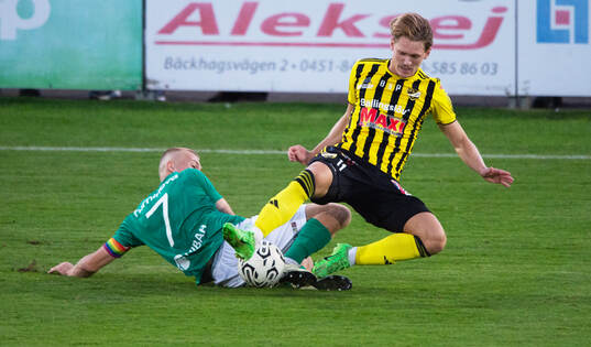 IFK Hässleholms Kasper Månsson tacklas av Albin