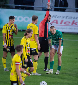 Albin Andersson, Hässleholms IF, får rött kort i matchen