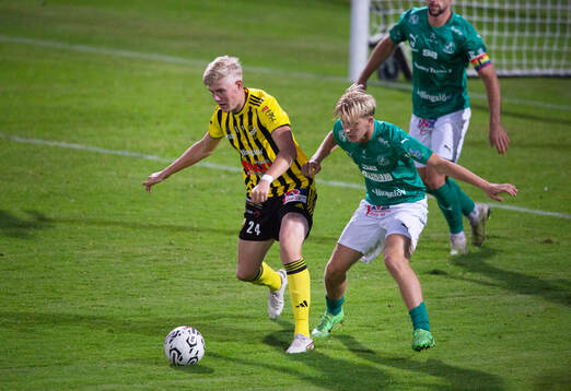 IFK Hässleholms Linus Roslund passar Jussi Tikkanen som