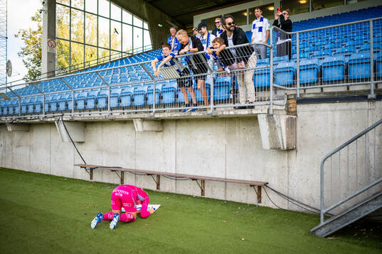 IFK Norrköpings målvakt Sofia Hjern skriver autograf
