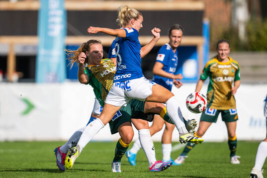 Trelleborgs Amanda Olsson och IFK Norrköpings Sara Kanutte