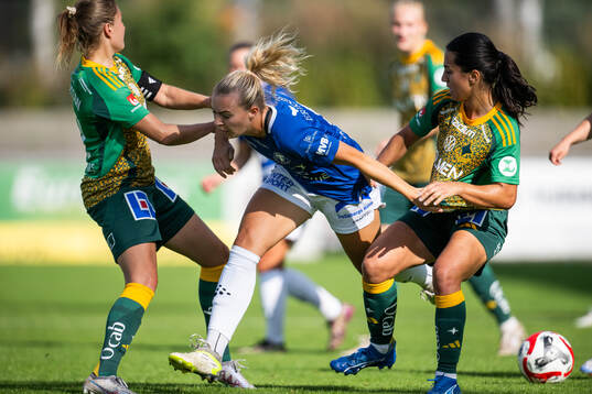 Trelleborgs Amanda Olsson stoppas av IFK Norrköpings Fanny