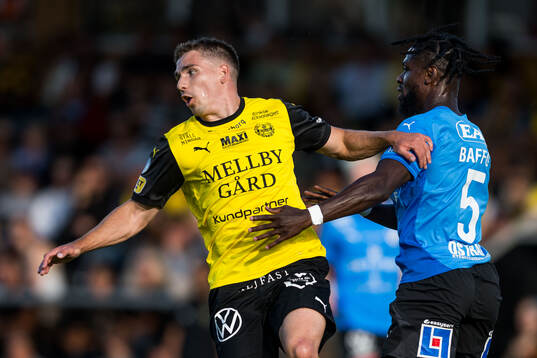 Mjällbys Timo Stavitski och Halmstads Joseph Baffoe