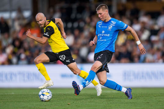 Mjällbys Viktor Gustafson och Halmstads Birnir Ingason