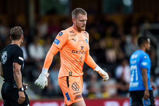 Halmstads målvakt Tim Erlandsson deppar