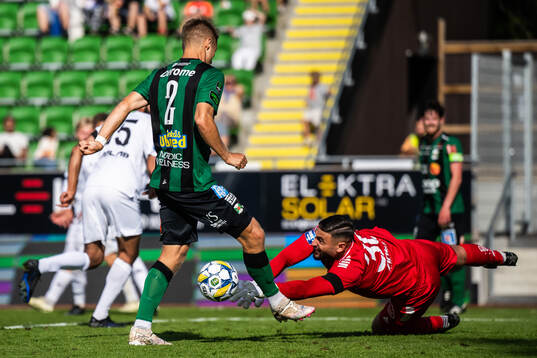 Varbergs Gustav Broman och Utsiktens målvakt Elias Hadaya