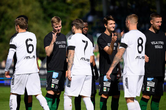 Varbergs spelare med tröjor för att hedra en supporter