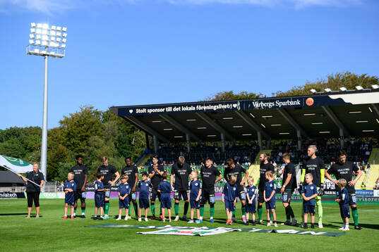 Varbergs spelare med tröjor för att hedra en supporter