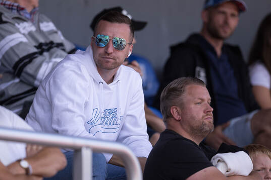 Värnamos före detta sportchef Enes Ahmetovic på läktaren