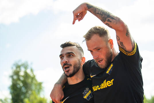 AIKs Ioannis Pittas och John Guidetti jublar
