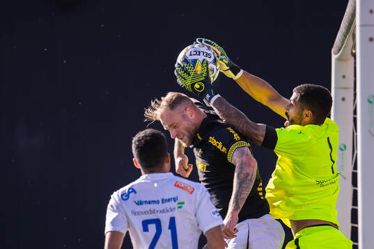 AIKs John Guidetti och Värnamos Jonathan Ursin Rasheed