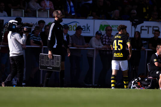 AIKs Taha Ayari kliver av planen