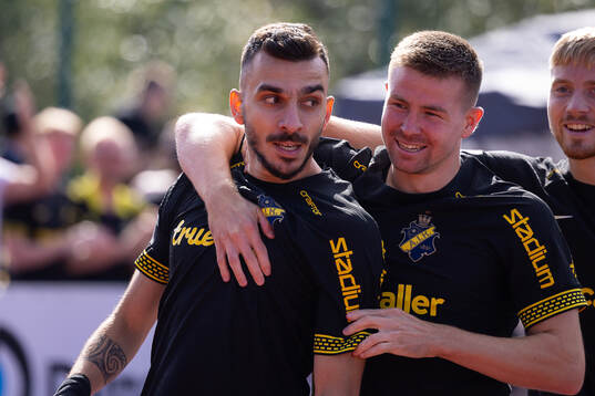 AIKs Ioannis Pittas och Mads Døhr Thychosen jublar