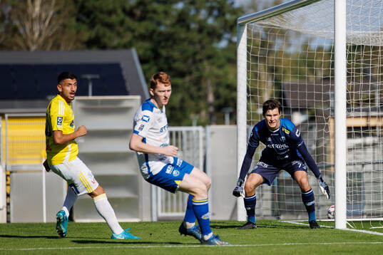 Falkenbergs Leonardo Farah Shahin och Onsalas målvakt Isac