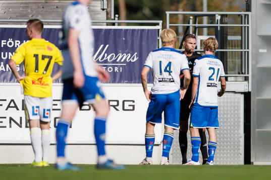 Domare Philip Lindh i diskussion med Onsalas Maximilian