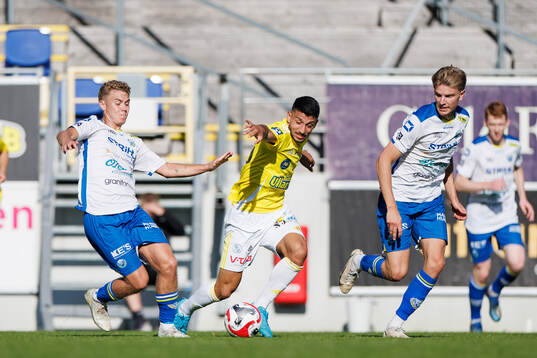 Onsalas William Berglund och Falkenbergs Leonardo Farah