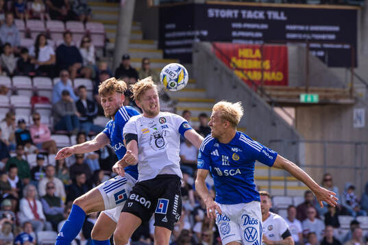 Örebros Karl Holmberg (h) i nickduell med GIF Sundsvalls