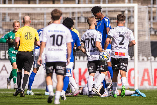 Örebros Erik Andersson och GIF Sundsvalls Yaqub Finey i