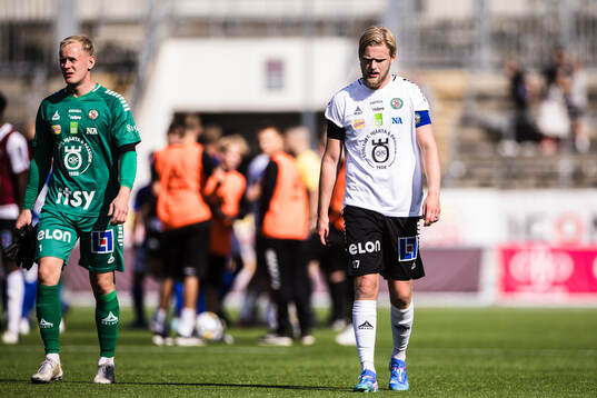 Örebros målvakt Malte Påhlsson och Karl Holmberg deppar