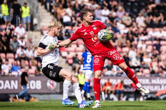 Örebros Karl Holmberg och GIF Sundsvalls målvakt Jonas