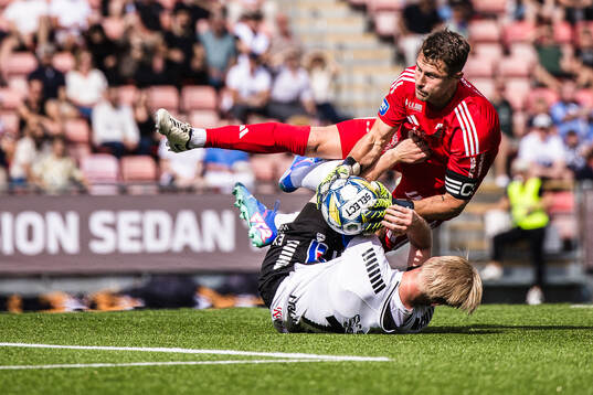 GIF Sundsvalls målvakt Jonas Olsson och Örebros Karl