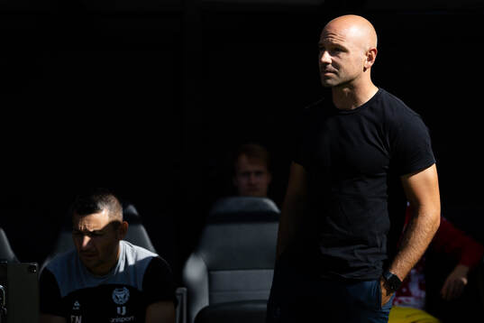 Kalmars tränare Stefan Larsson innan fotbollsmatchen i