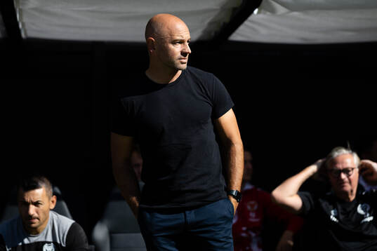 Kalmars tränare Stefan Larsson innan fotbollsmatchen i