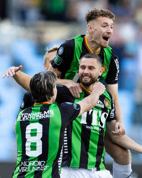 GAIS Axel Norén jublar med lagkamrater