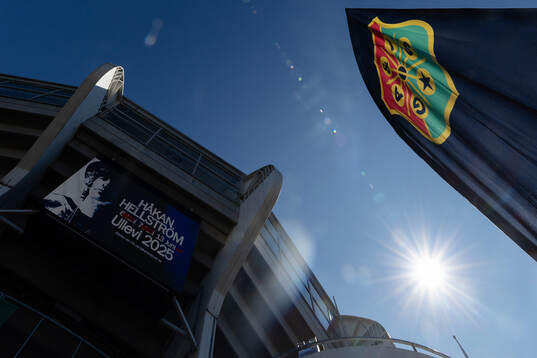 En GAIS vimpel utanför Gamla Ullevi innan fotbollsmatchen