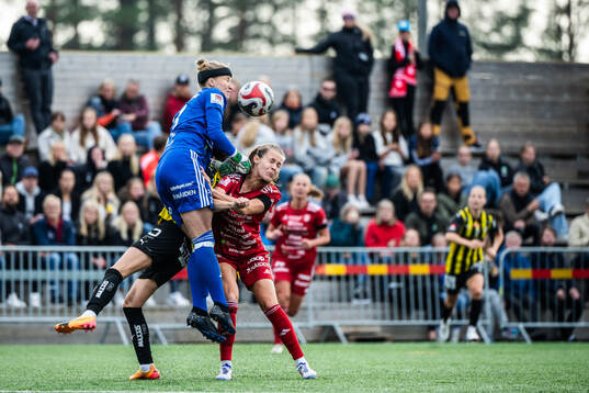 Piteås målvakt Samantha Leshnak Murphy och Olivia Holm