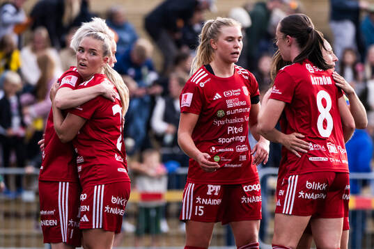 Piteås Ellen Löfqvist jublar med lagkamrater