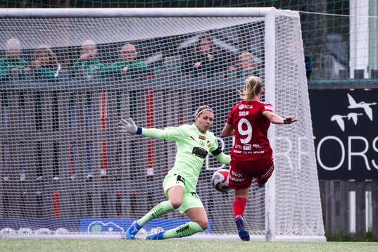 Häckens målvakt Jennifer Falk och Piteås Tuva Skoog