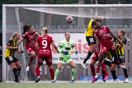 Häckens målvakt Jennifer Falk och Piteås Anam Imo