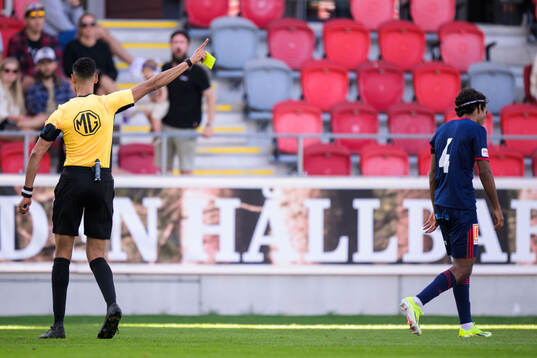 Sandvikens IFs Jonathan Karlsson blir varnad