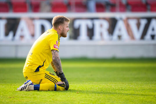 Östers målvakt Robin Wallinder deppar
