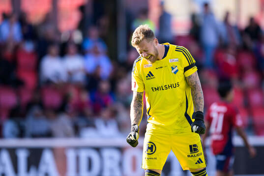 Östers målvakt Robin Wallinder deppar