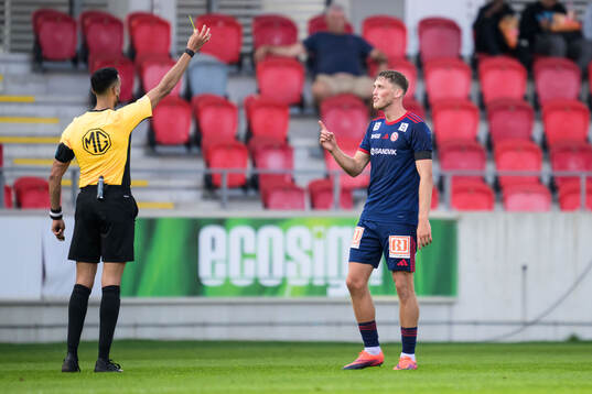 Sandvikens IFs Emil Engqvist blir varnad