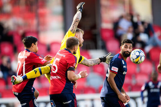 Östers målvakt Robin Wallinder och Sandvikens IFs Amin
