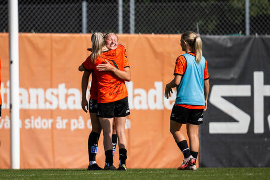 Kristianstads Hlin Eiriksdottir och Remy Siemsen jublar